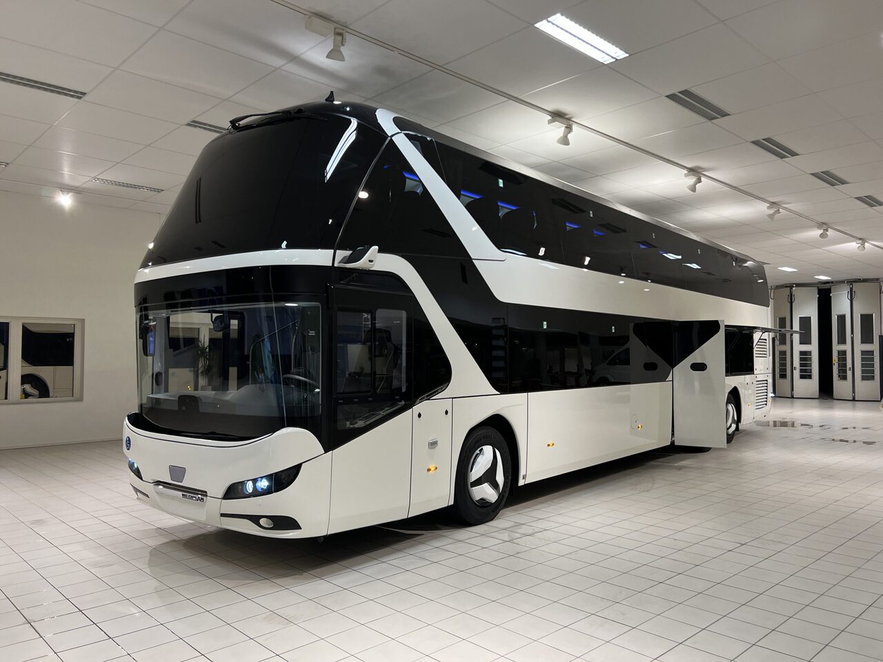 Bus pariwisata NEOPLAN SKYLINER P06 Euro 6E V.I.P / Exclusive Class (Gräddfärgad skinnklädsel): gambar 14