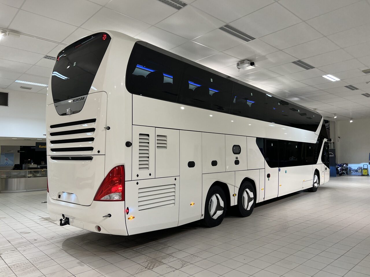 Bus pariwisata NEOPLAN SKYLINER P06 Euro 6E V.I.P / Exclusive Class (Gräddfärgad skinnklädsel): gambar 6