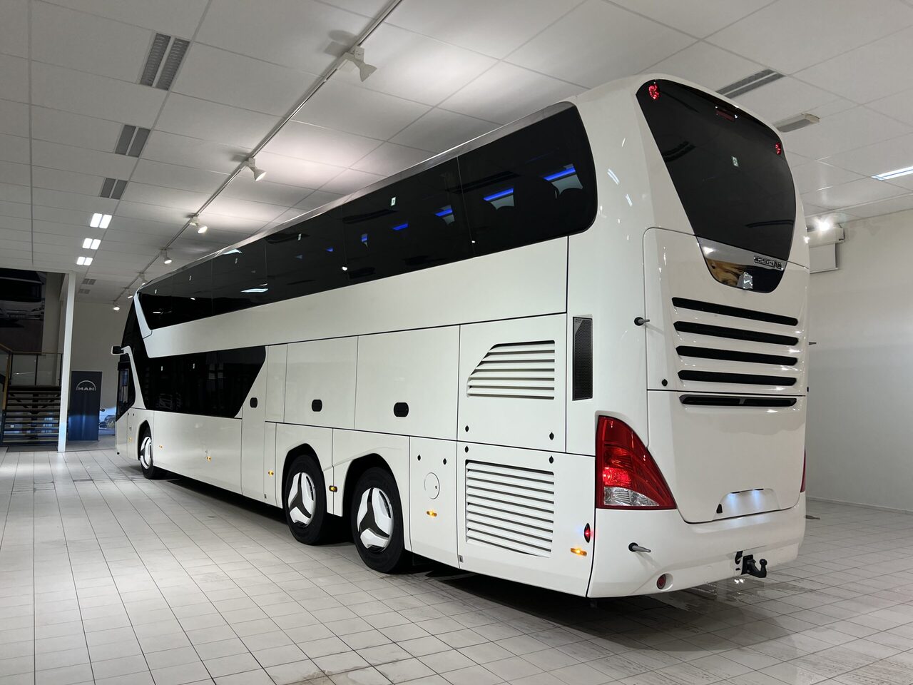 Bus pariwisata NEOPLAN SKYLINER P06 Euro 6E V.I.P / Exclusive Class (Gräddfärgad skinnklädsel): gambar 4