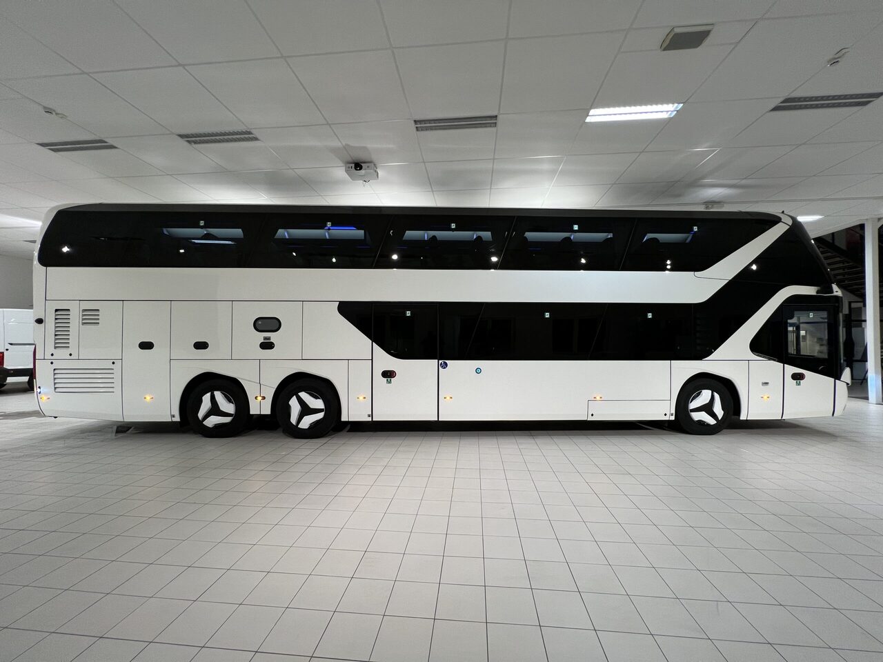 Bus pariwisata NEOPLAN SKYLINER P06 Euro 6E V.I.P / Exclusive Class (Gräddfärgad skinnklädsel): gambar 7