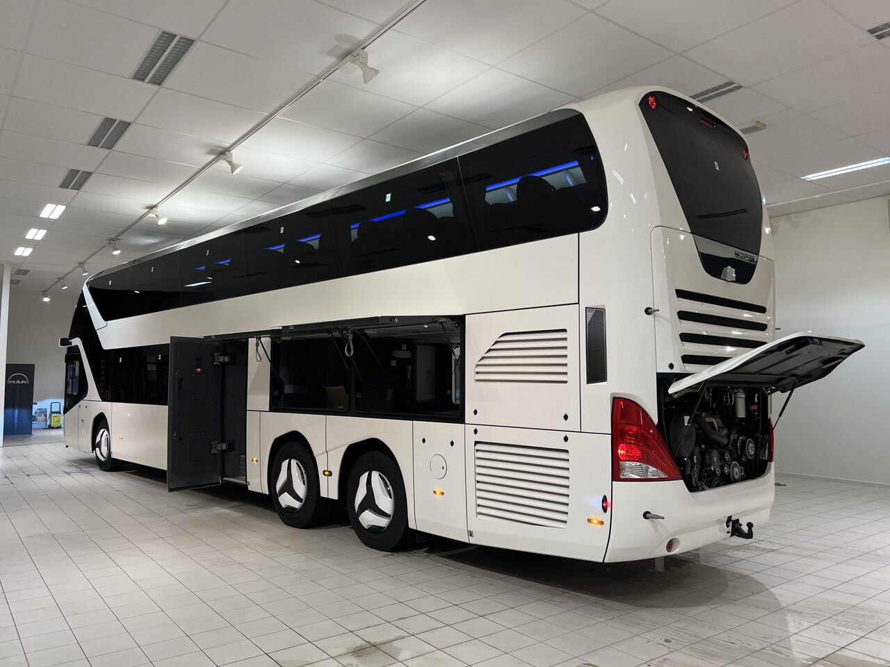 Bus pariwisata NEOPLAN SKYLINER P06 Euro 6E V.I.P / Exclusive Class (Gräddfärgad skinnklädsel): gambar 15