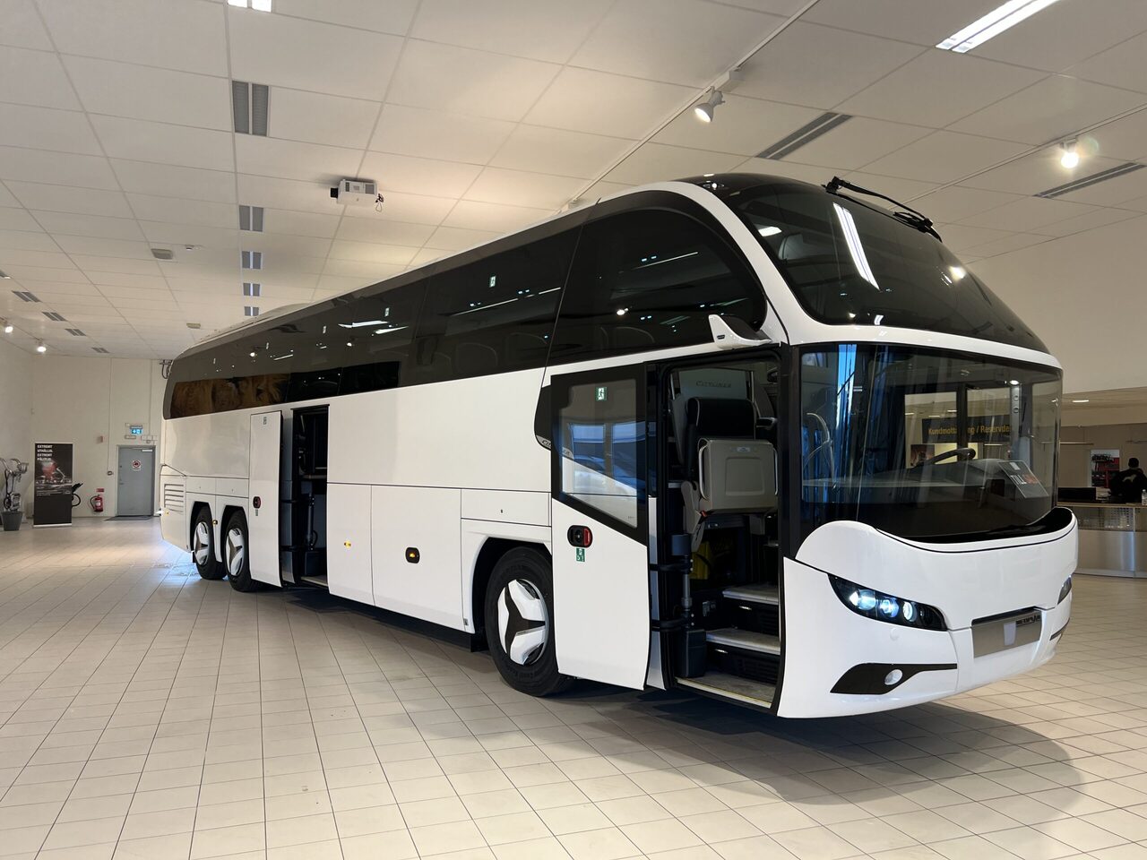 Bus pariwisata Neoplan Cityliner P15 Euro 6E V.I.P / Exclusive Class (Gräddfärgad skinnklädsel): gambar 10