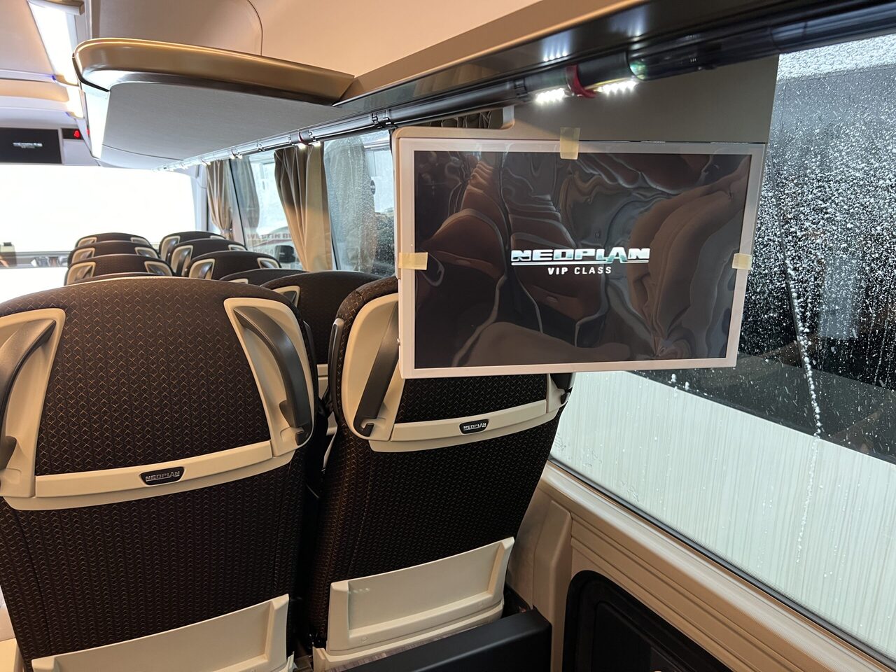 Bus pariwisata Neoplan Cityliner P15 Euro 6E V.I.P Exclusive Class (svart / brons färgad skinnklädsel): gambar 22