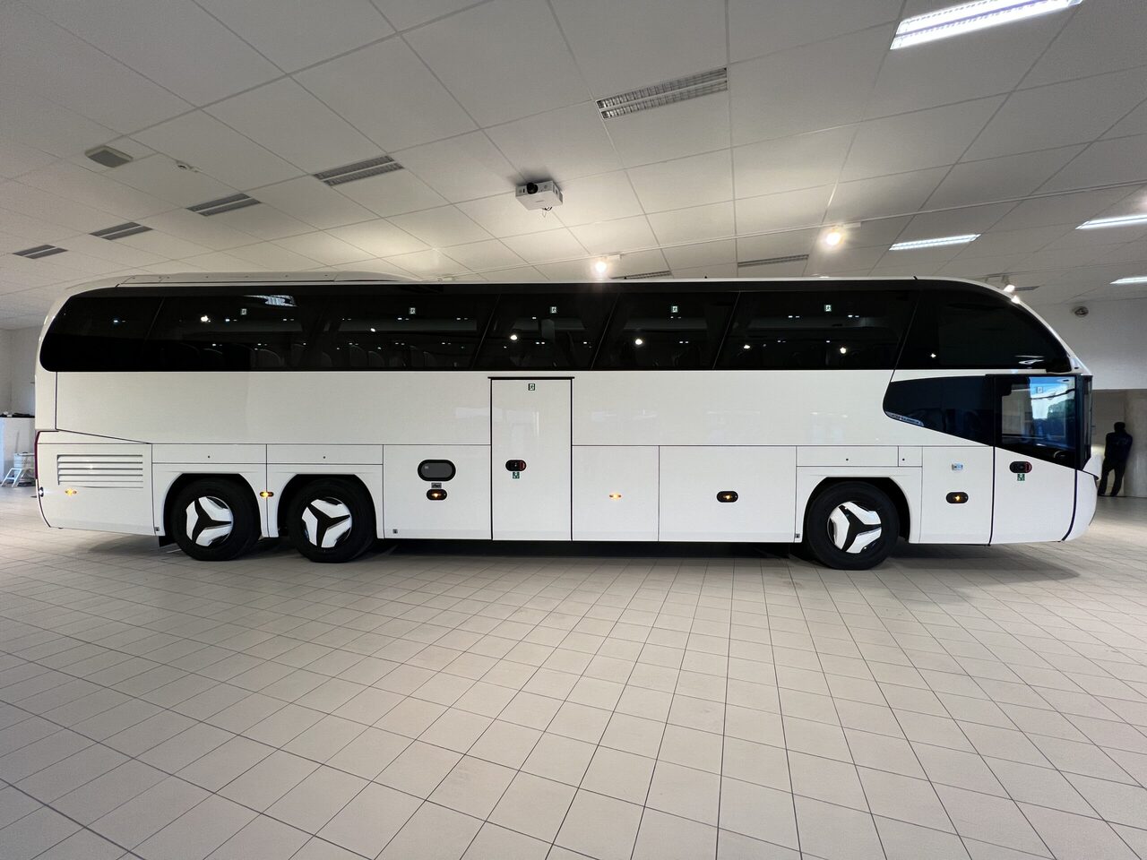 Bus pariwisata Neoplan Cityliner P15 Euro 6E V.I.P Exclusive Class (svart / brons färgad skinnklädsel): gambar 7