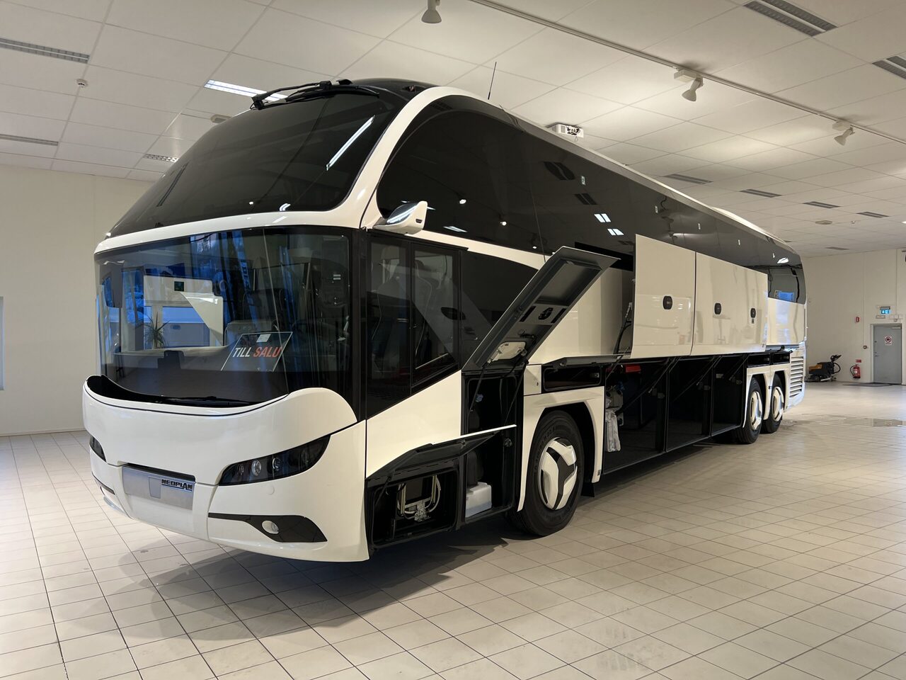 Bus pariwisata Neoplan Cityliner P15 Euro 6E V.I.P Exclusive Class (svart / brons färgad skinnklädsel): gambar 12