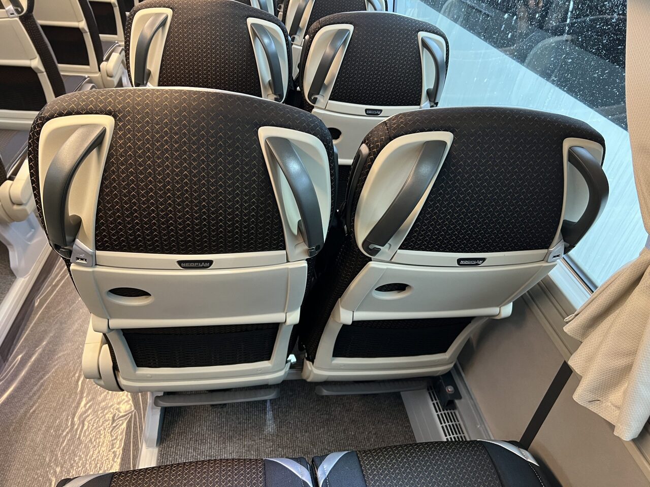 Bus pariwisata Neoplan Cityliner P15 Euro 6E V.I.P Exclusive Class (svart / brons färgad skinnklädsel): gambar 26