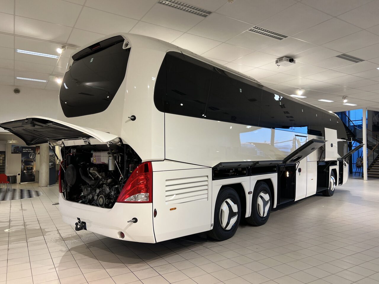 Bus pariwisata Neoplan Cityliner P15 Euro 6E V.I.P Exclusive Class (svart / brons färgad skinnklädsel): gambar 16