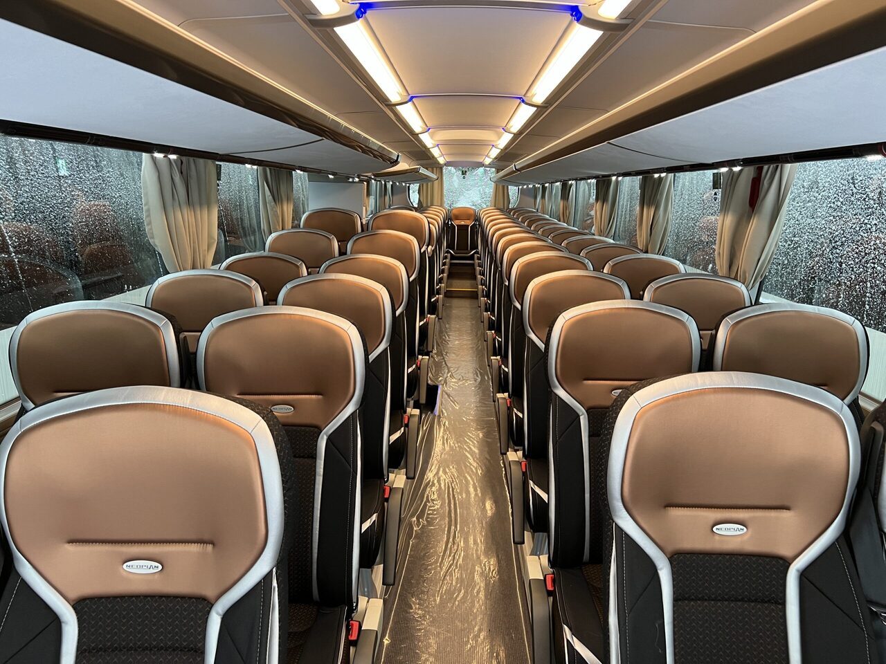 Bus pariwisata Neoplan Cityliner P15 Euro 6E V.I.P Exclusive Class (svart / brons färgad skinnklädsel): gambar 21