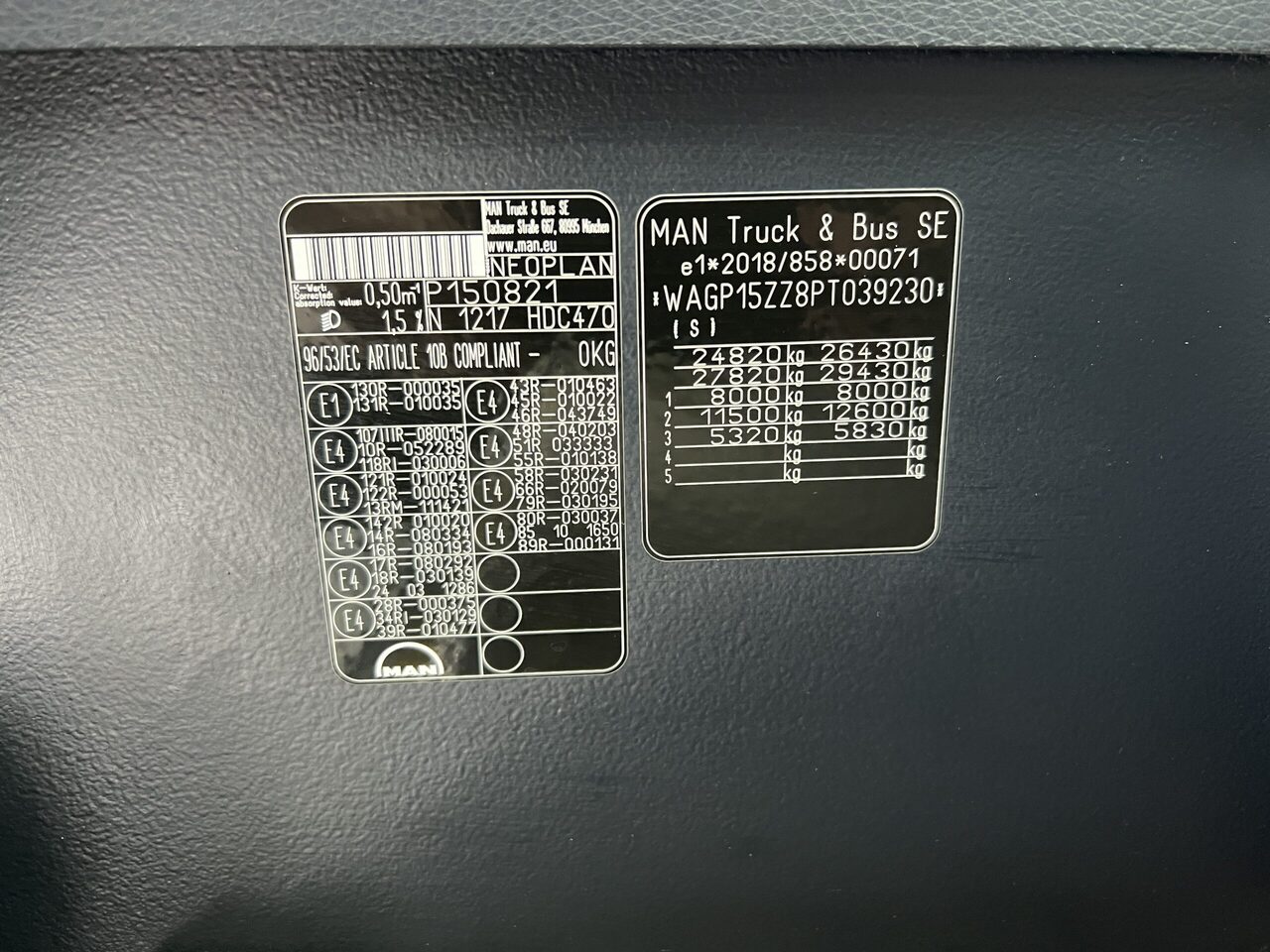 Bus pariwisata Neoplan Cityliner P15 Euro 6E V.I.P Exclusive Class (svart / brons färgad skinnklädsel): gambar 46