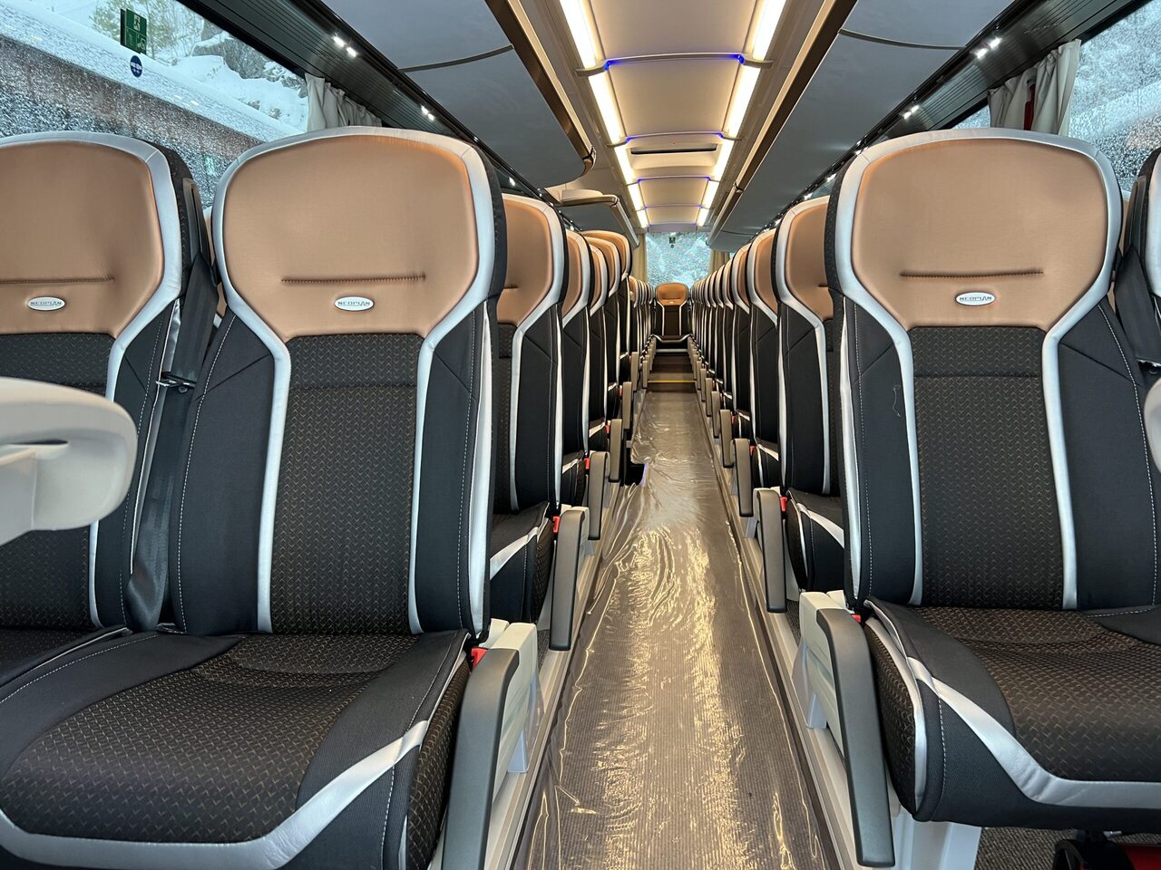 Bus pariwisata Neoplan Cityliner P15 Euro 6E V.I.P Exclusive Class (svart / brons färgad skinnklädsel): gambar 19