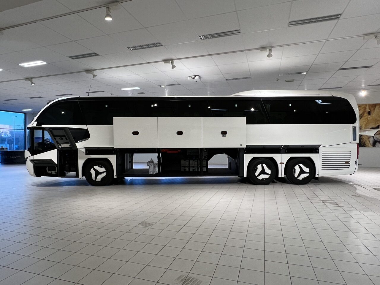Bus pariwisata Neoplan Cityliner P15 Euro 6E V.I.P Exclusive Class (svart / brons färgad skinnklädsel): gambar 13