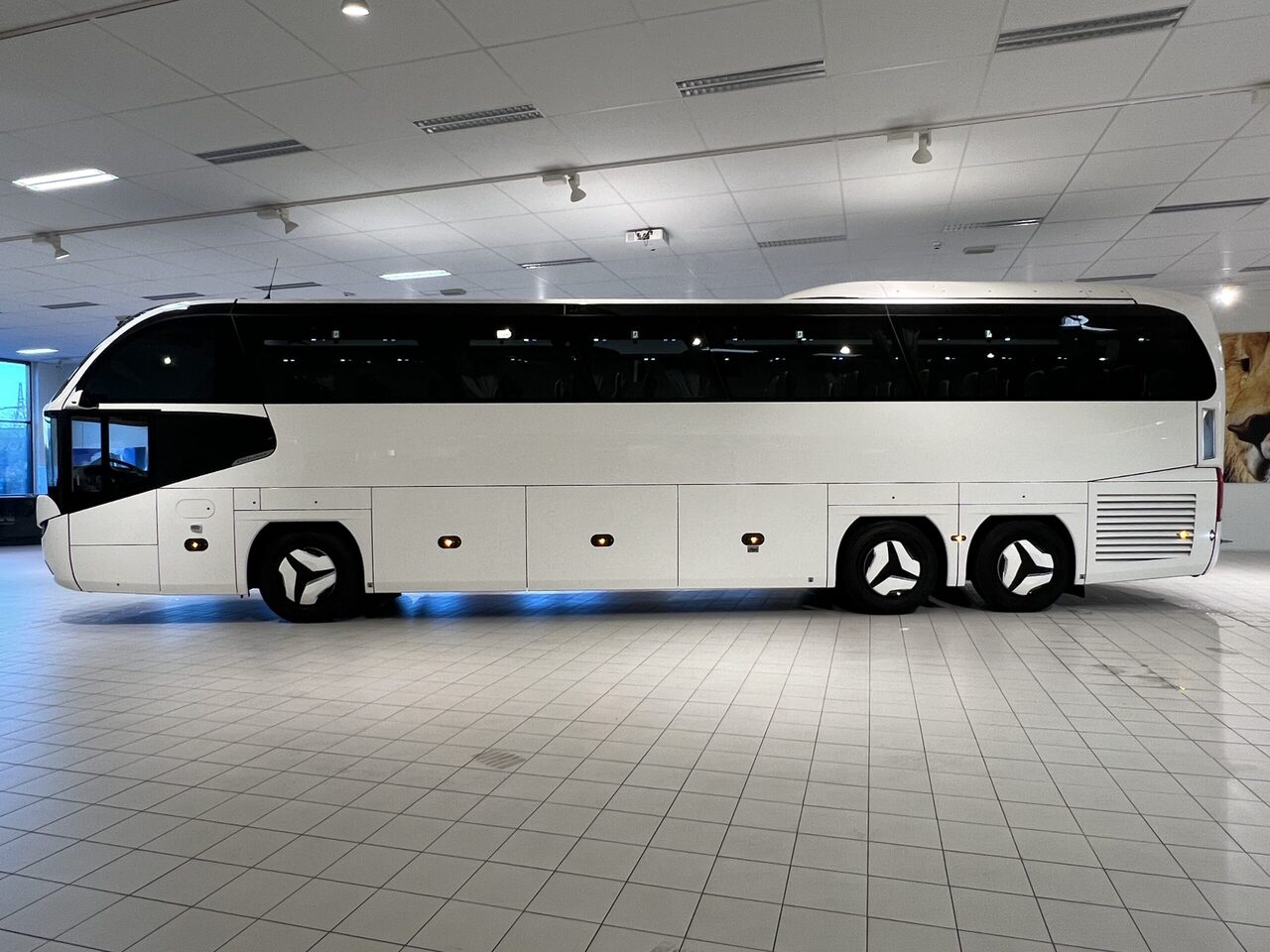 Bus pariwisata Neoplan Cityliner P15 Euro 6E V.I.P Exclusive Class (svart / brons färgad skinnklädsel): gambar 3