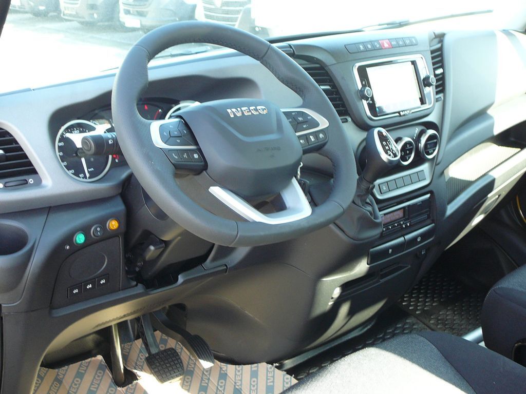 Mobil derek, Van pengiriman baru Iveco Daily 35S18 Autotransporter Aut. Luftfed. NAVI: gambar 13