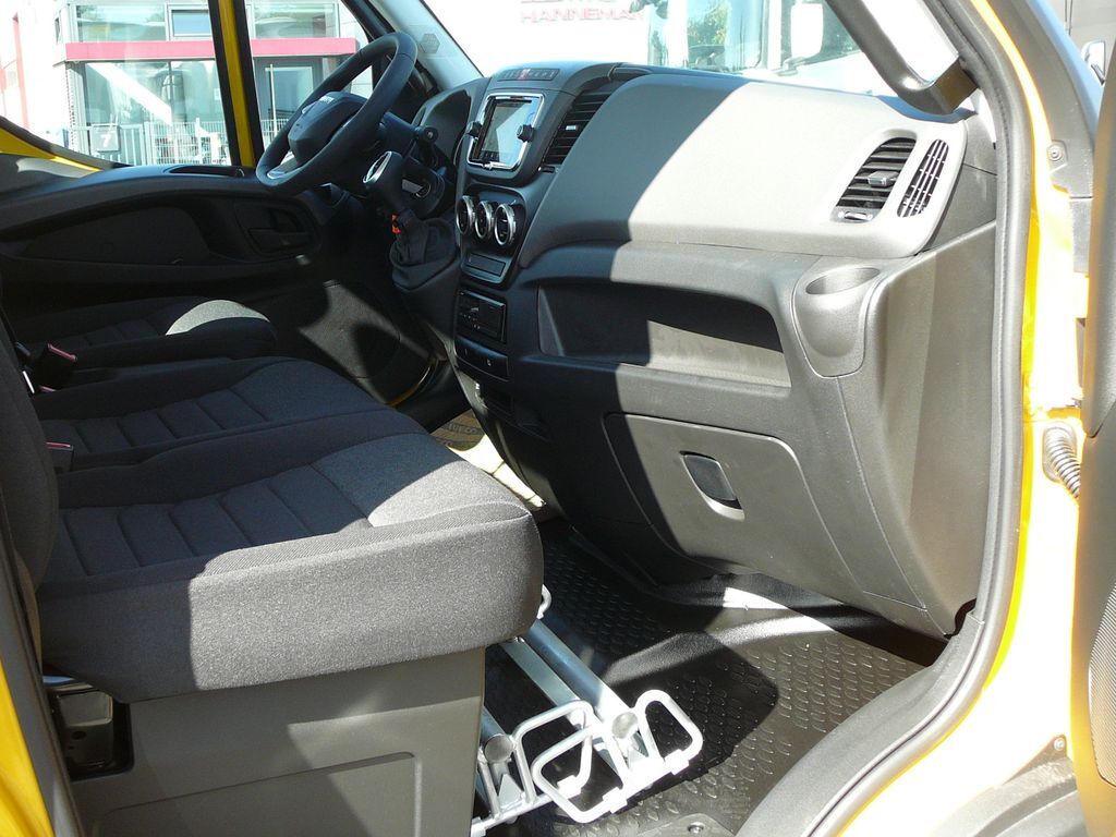 Mobil derek, Van pengiriman baru Iveco Daily 35S18 Autotransporter Aut. Luftfed. NAVI: gambar 12
