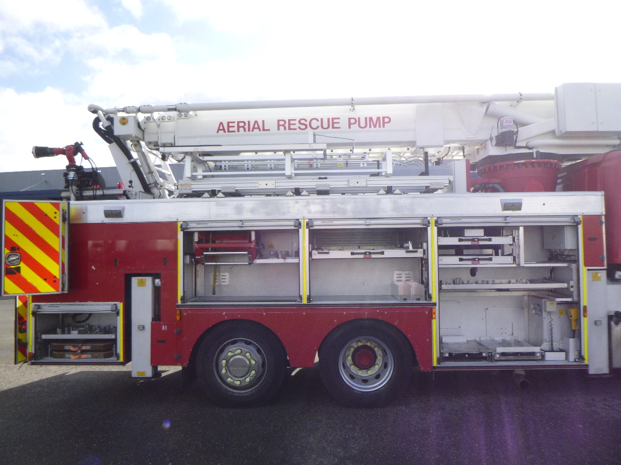 Truk pemadam kebakaran Scania P310 6x2 RHD fire truck + pump, ladder & manlift: gambar 13
