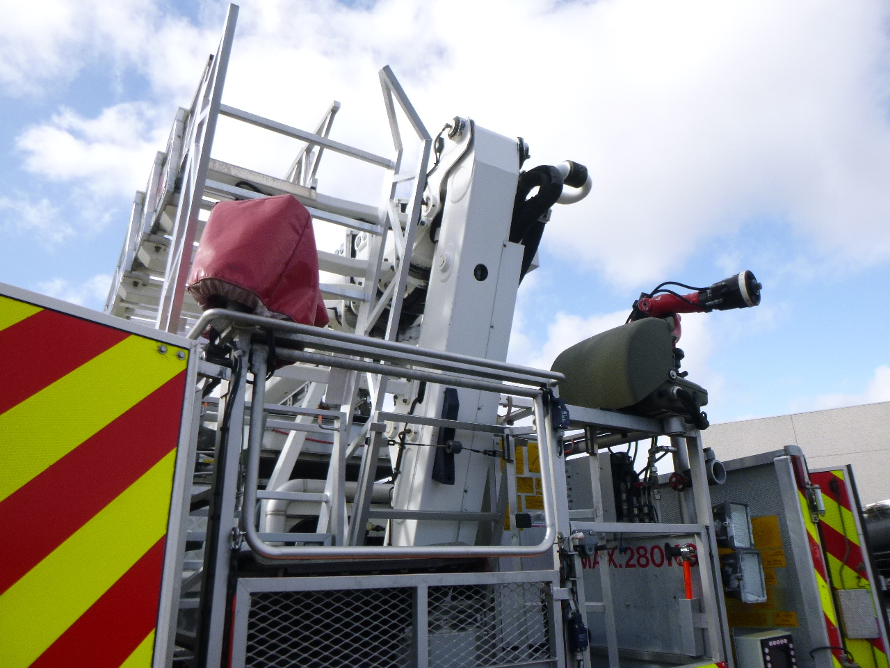 Truk pemadam kebakaran Scania P310 6x2 RHD fire truck + pump, ladder & manlift: gambar 27