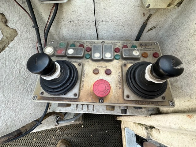 Platform udara yang dipasang di truk custers T265-18: gambar 17