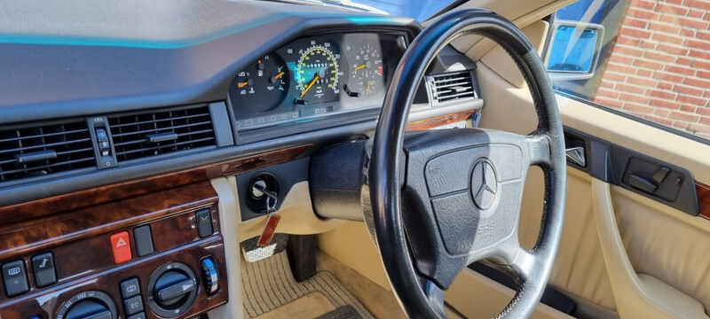 Mobil Mercedes-Benz 300-serie 320 CE RHD W124: gambar 5