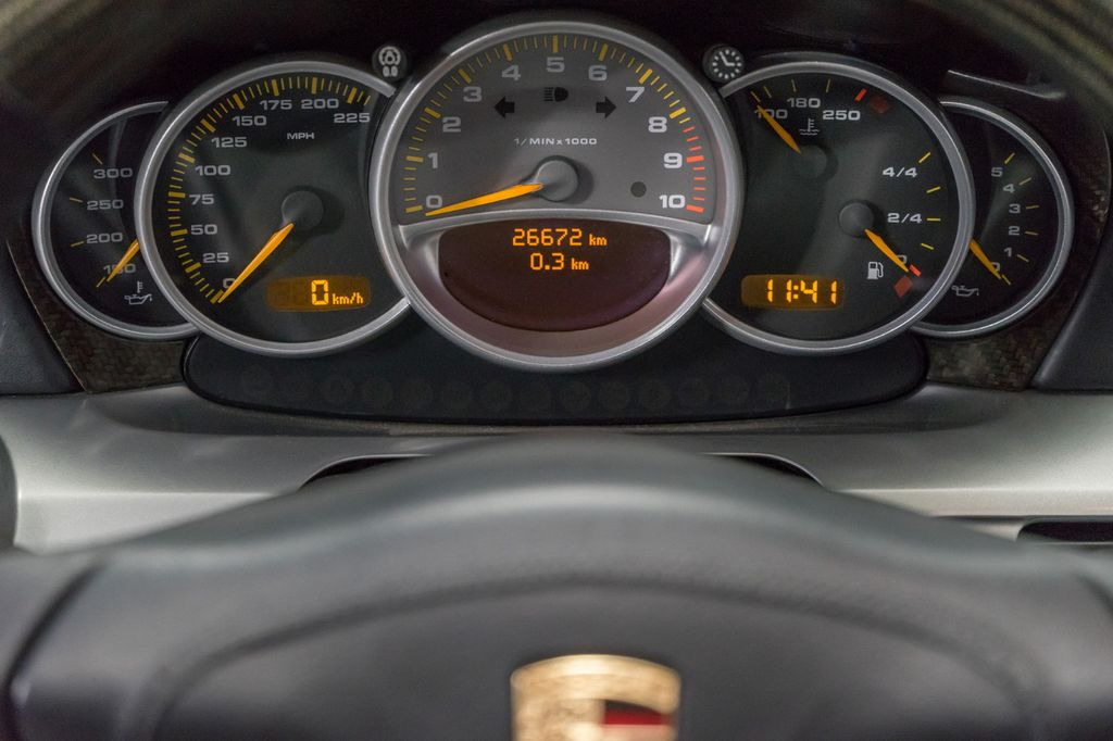Mobil Porsche Carrera GT: gambar 9