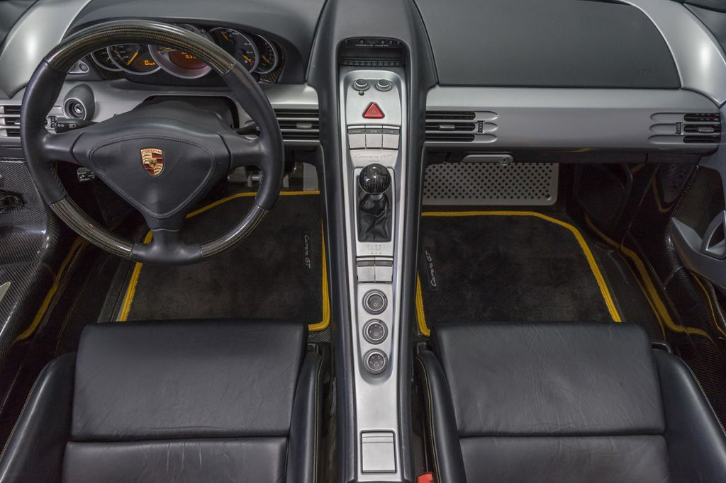 Mobil Porsche Carrera GT: gambar 13