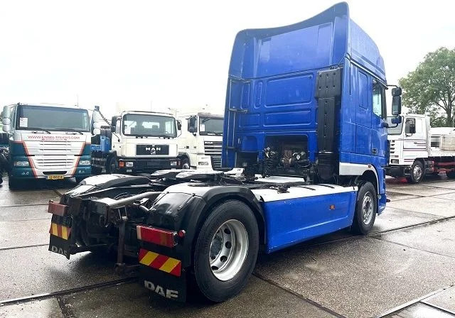 Tractor head DAF XF 530 SUPERSPACECAB 4x2 TRACTOR UNIT (EURO 3 / ZF16 MANUAL GEARBOX / ZF-INTARDER / HYDRAULIC KIT): gambar 4