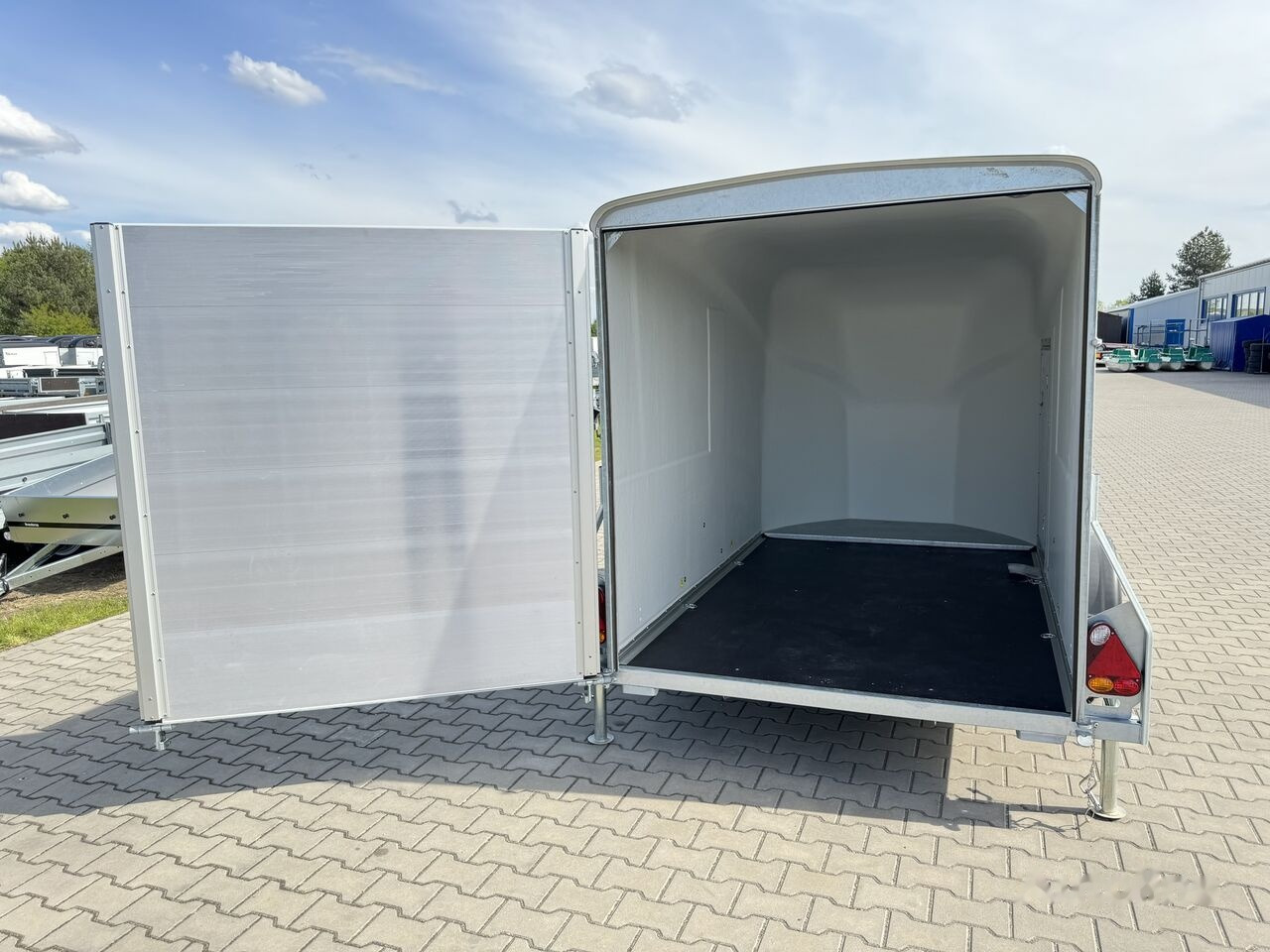 Trailer kotak tertutup baru Debon Cargo 1300 + side doors 1.3T GVW trailer cargo van box white: gambar 21
