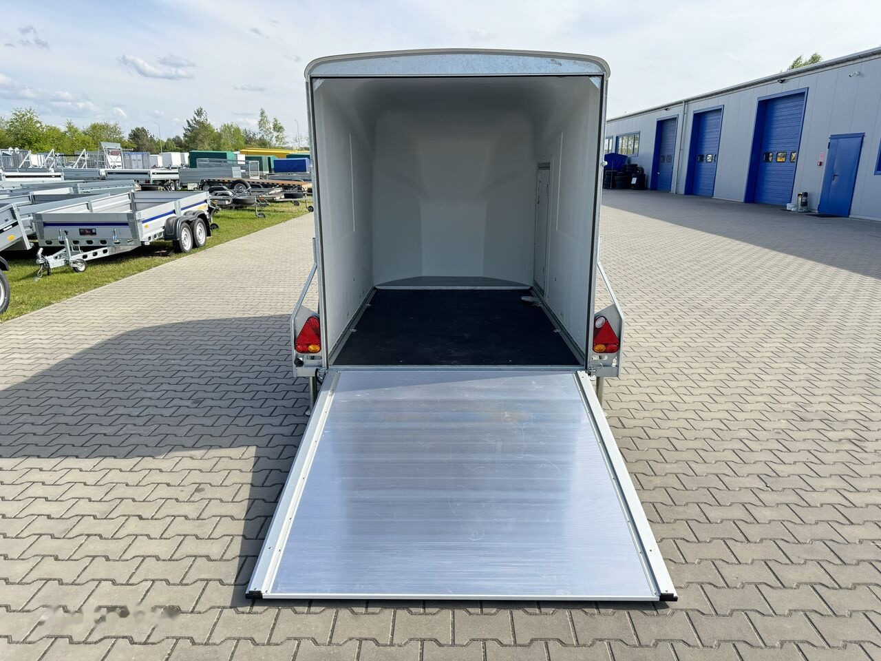 Trailer kotak tertutup baru Debon Cargo 1300 + side doors 1.3T GVW trailer cargo van box white: gambar 25