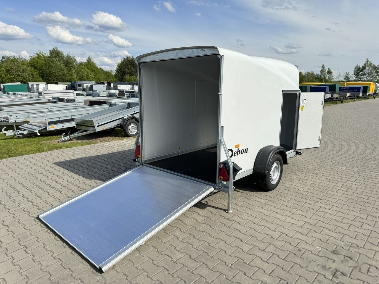 Trailer kotak tertutup baru Debon Cargo 1300 + side doors 1.3T GVW trailer cargo van box white: gambar 3