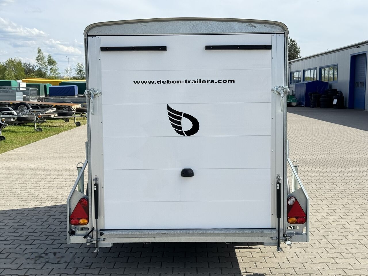 Trailer kotak tertutup baru Debon Cargo 1300 + side doors 1.3T GVW trailer cargo van box white: gambar 9