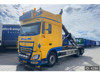 Pengangkut kontainer/ Container truck DAF XF 460