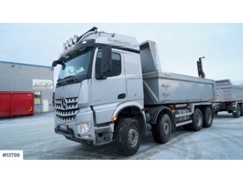 Truk jungkit Mercedes Arocs