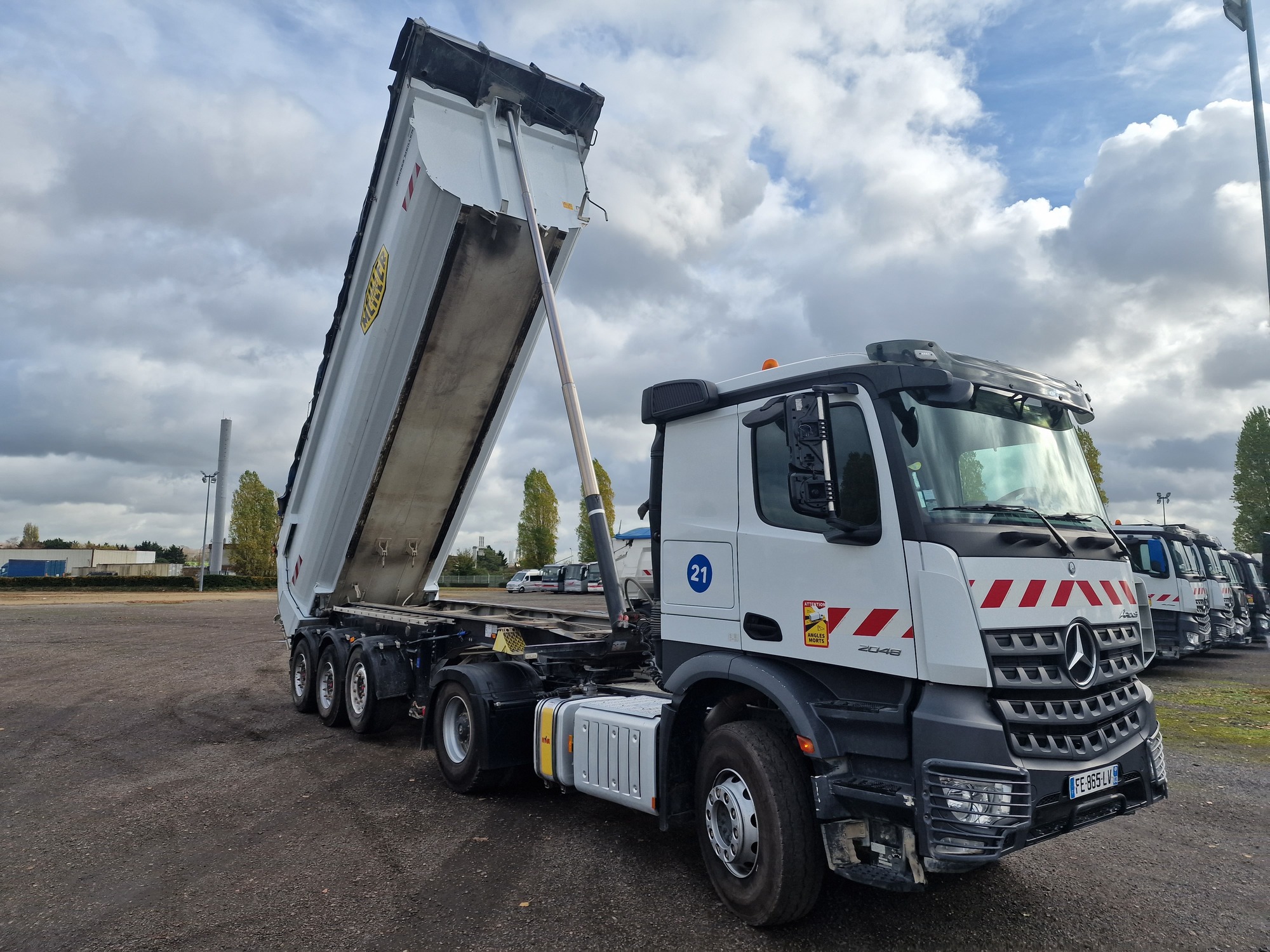 NV TRADING - Truk MERCEDES-BENZ undefined: gambar 3
