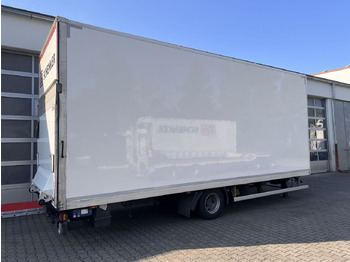 Trailer kotak tertutup