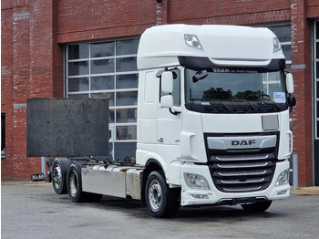 Truk sasis DAF XF 530