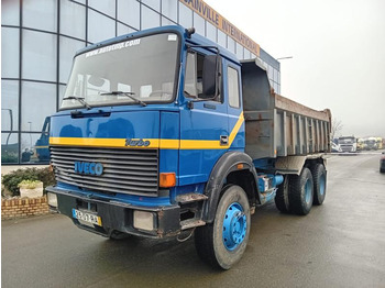 Truk jungkit IVECO