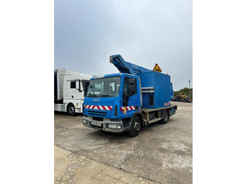 Platform udara yang dipasang di truk IVECO EuroCargo 100E
