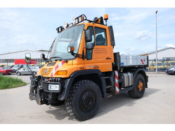 Truk flatbed UNIMOG U400