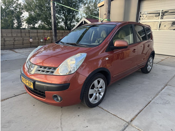 Mobil NISSAN