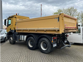 Truk jungkit Mercedes-Benz Arocs 2643 K 6x4 3-Achs Kipper Blatt/Blatt, AP A: gambar 4