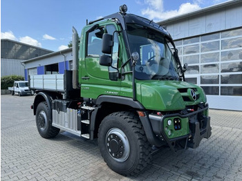 Truk jungkit UNIMOG