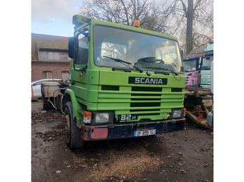 Pengangkut kontainer/ Container truck SCANIA 82