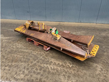 Pengangkatan ekor CATERPILLAR