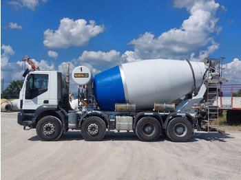 Truk pengaduk beton IVECO Trakker