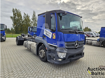 Truk sasis MERCEDES-BENZ Actros 1843