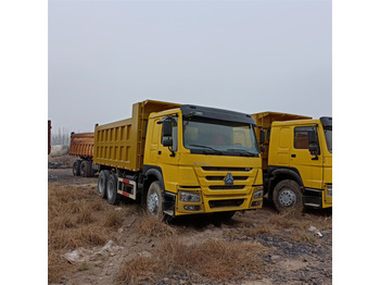 Truk jungkit SINOTRUK HOWO