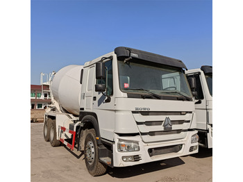 Truk pompa mixer SINOTRUK HOWO