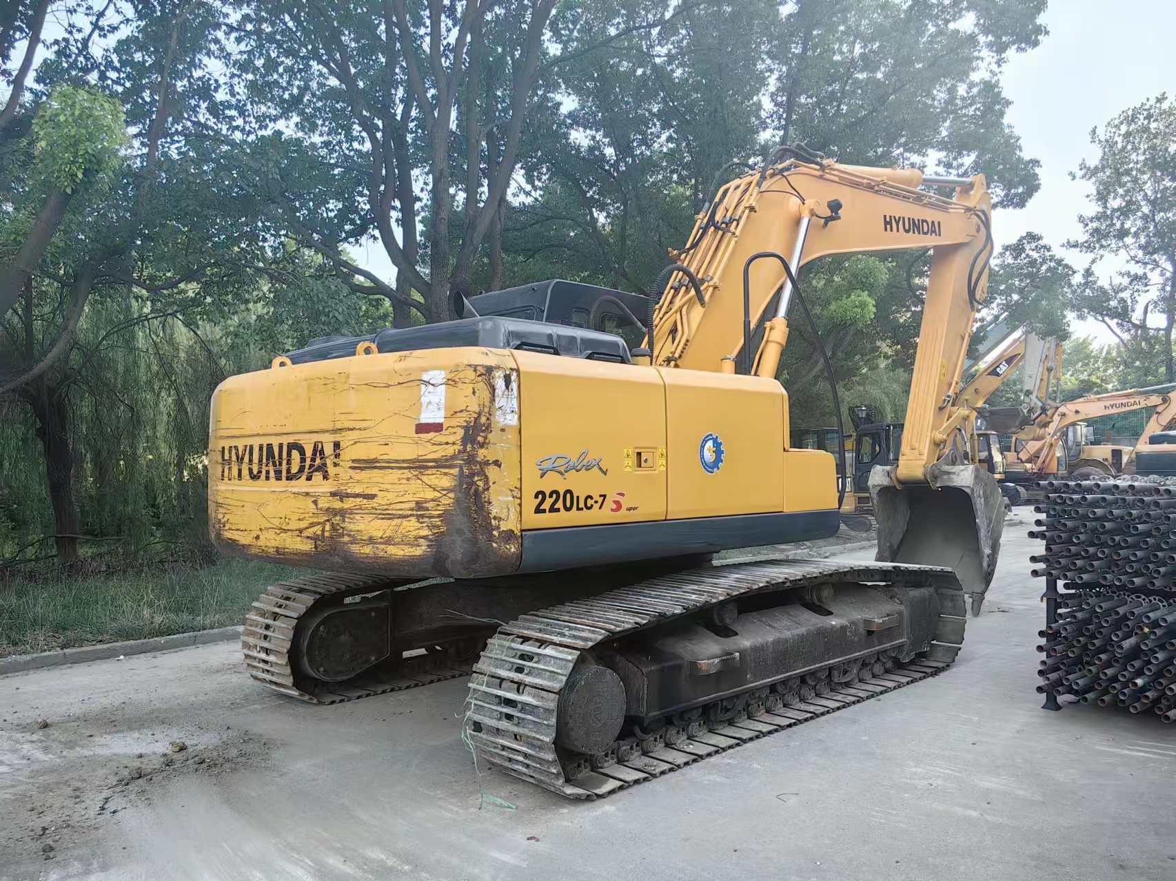 Ekskavator HYUNDAI R220LC-7: gambar 2