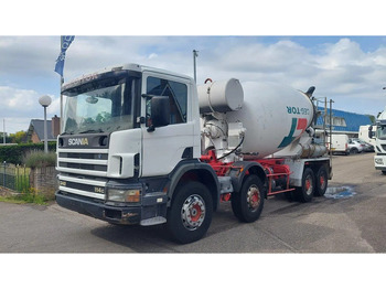 Truk pengaduk beton SCANIA P114