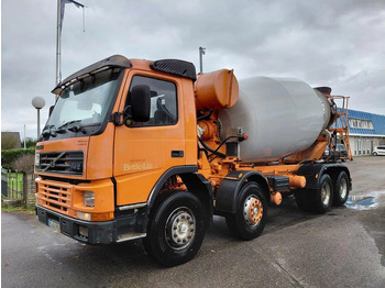 Truk pengaduk beton VOLVO FM12