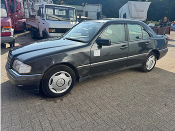 Mobil sedan MERCEDES-BENZ